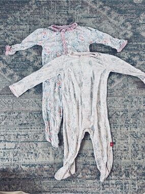 2x magnetic me - Pink Floral Baby Footed modal onesies